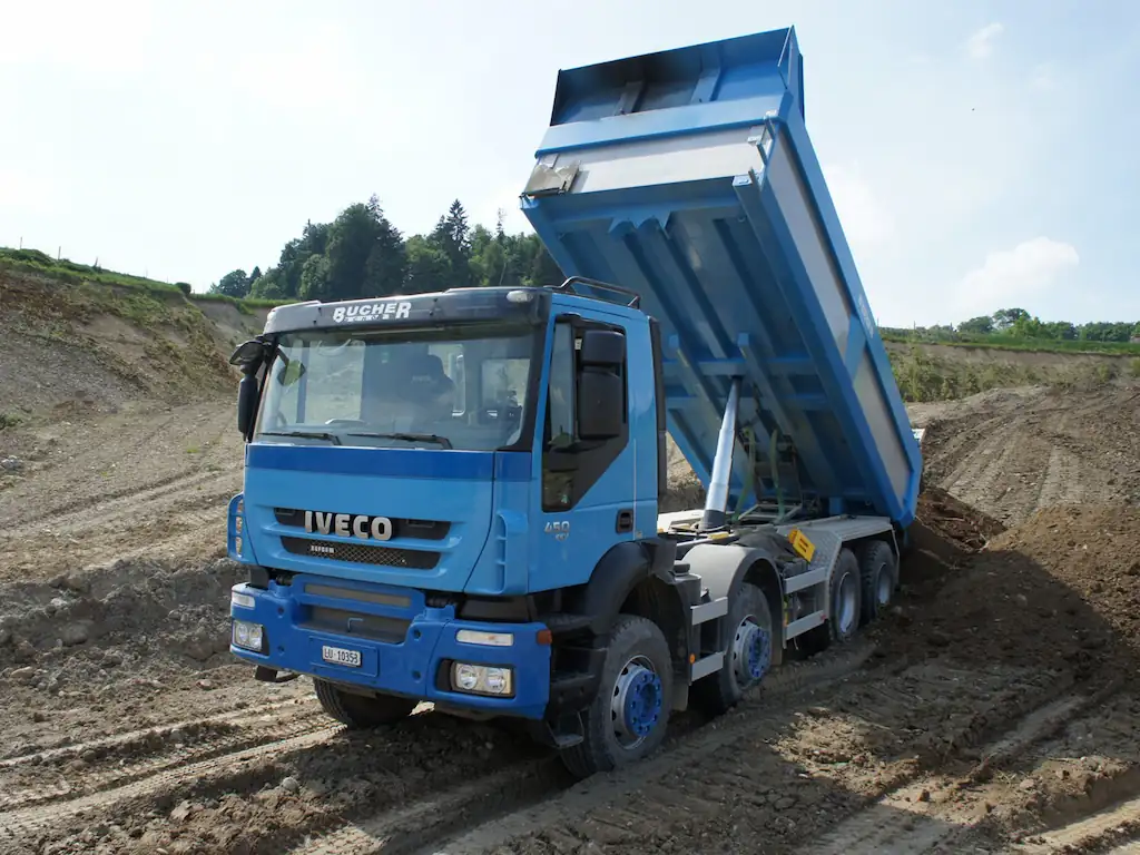 Ein Kipper-Transport der Bucher Transporte AG, der Erde verschüttet