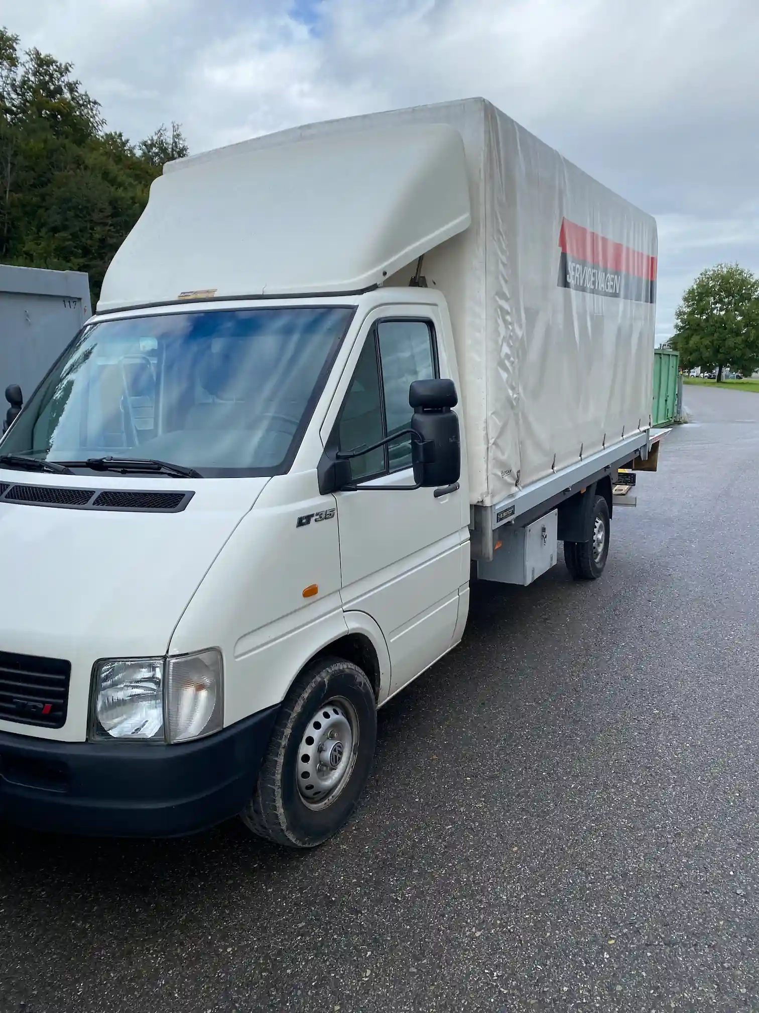 Ein Kleinbus für Abholservicees der K. & M. Bucher Transporte AG